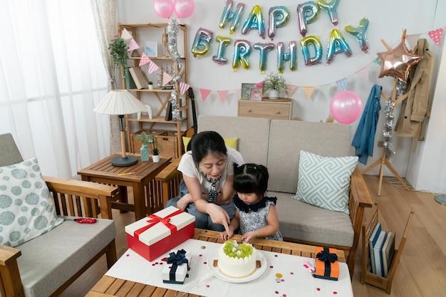 Украшения для дня рождения в квартире: шарики и гирлянды в интерьере